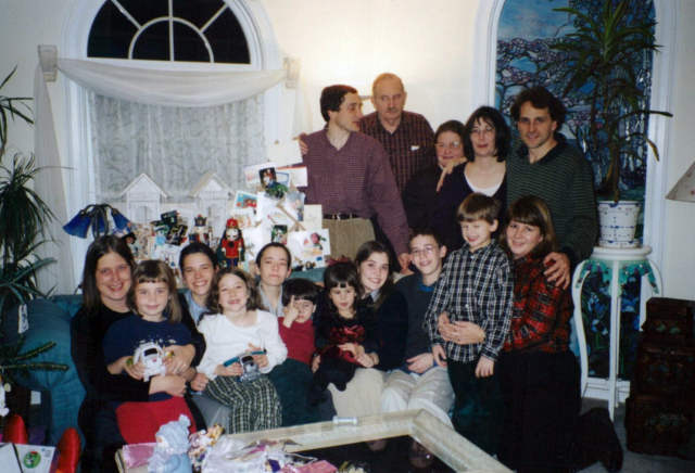 2000-12 Jen, Cypress, Elizabeth, Cass, Matty, Christina, Sarah, Bridget, Rob, Celia, Mary, Bruce, Warren, Dorothy, Jan, Steve at Christmas H26P-24