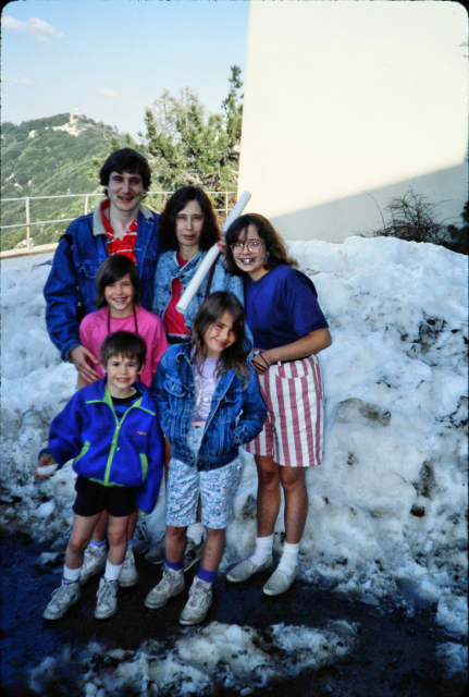 1991-04 Rob, Elizabeth, Bruce, Jan, Sarah, Christina by Snow Pile, CA J19S-25