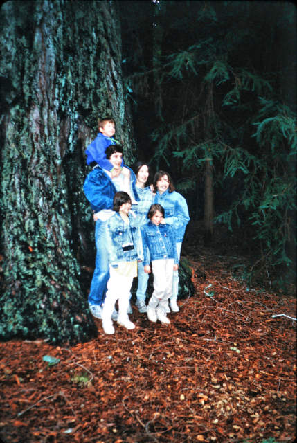 1991-04 Bruce, Jan, Kids by Big Tree, CA J19S-18
