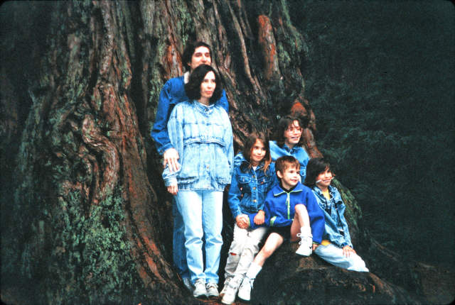 1991-04 Bruce, Jan, Kids by Big Tree, CA J19S-17