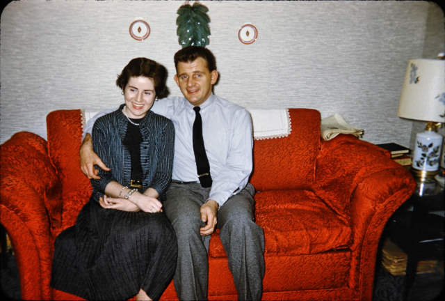 1954-12 Pat and Ed on Couch I27S-17