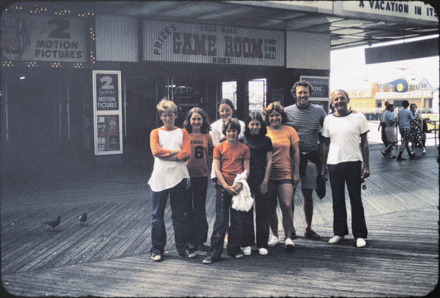 1974-08 Chuck, Mary Beth, Barb, Susan, Mary, Sue, Charlie, Ed on Atlantic City Boardwalk, NJ C13S-12