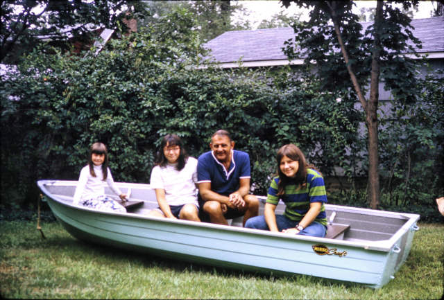 1970-09 Mary, Barb, Ed, Sue in Boat, West Cedar, Norwalk, CT I14S-18