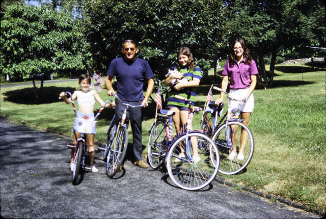 1971-08 Mary, Ed, Duchess, Sue, Barb on Bikes, West Cedar, Norwalk, CT I20S-09